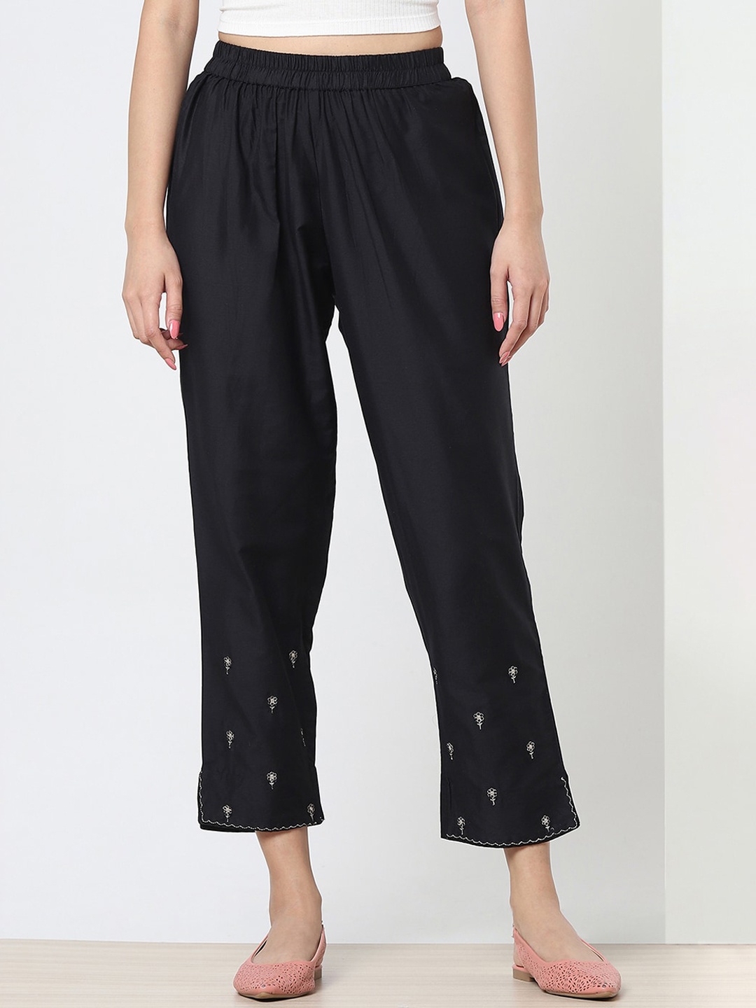 

Marigold Lane Women Mid-Rise Slim Fit Cropped Trousers, Black