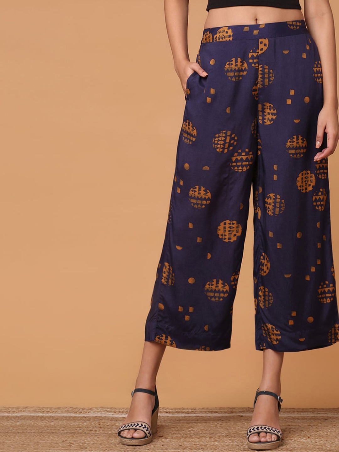 

Marigold Lane Women Geometric Printed Straight Fit Cropped Trousers, Blue