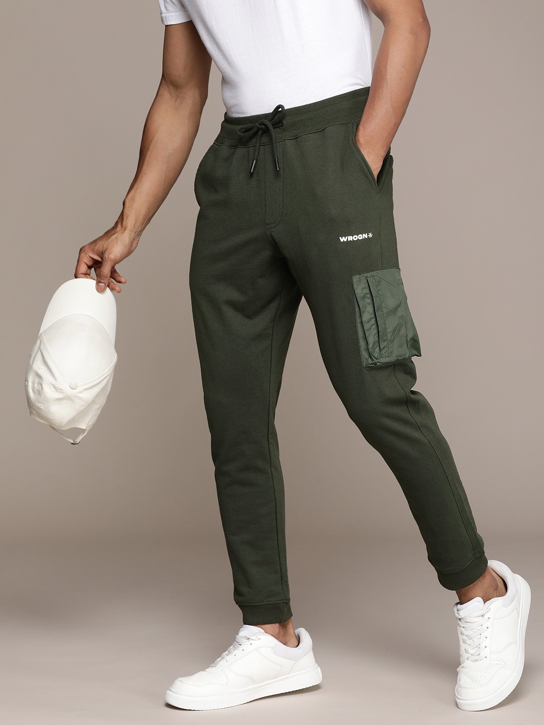 

WROGN Men Solid Regular Fit Knitted cargo Joggers, Olive