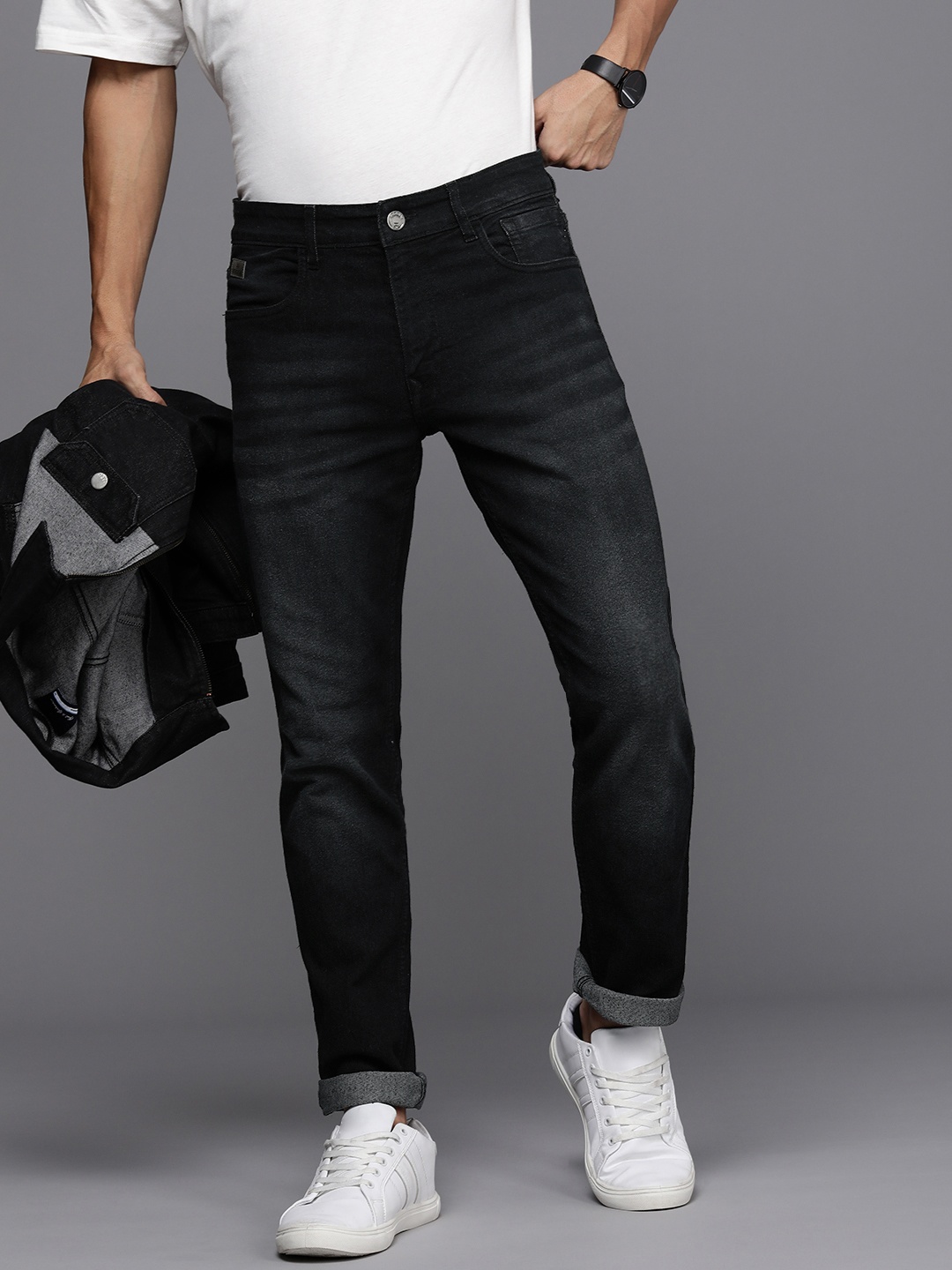 

WROGN Men Light Fade Stretchable Slim Fit Casual Jeans, Black