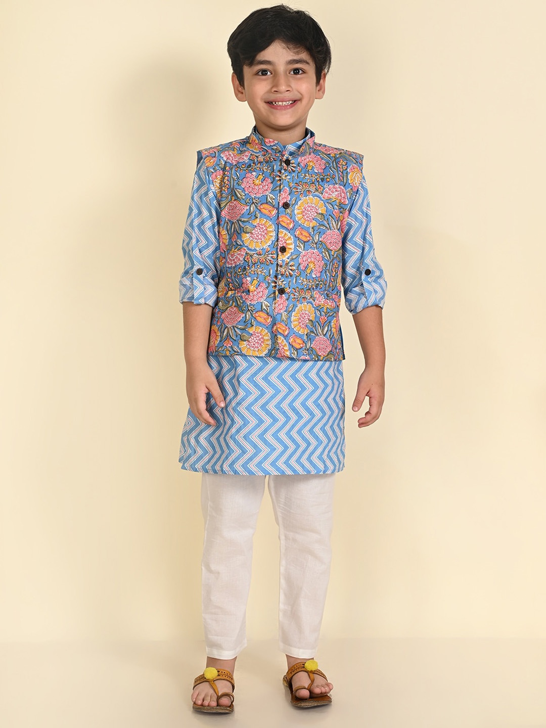 

LIL PITAARA Boys Floral Printed Regular Pure Cotton Kurta With Pyjamas & Nehru Jacket, Blue