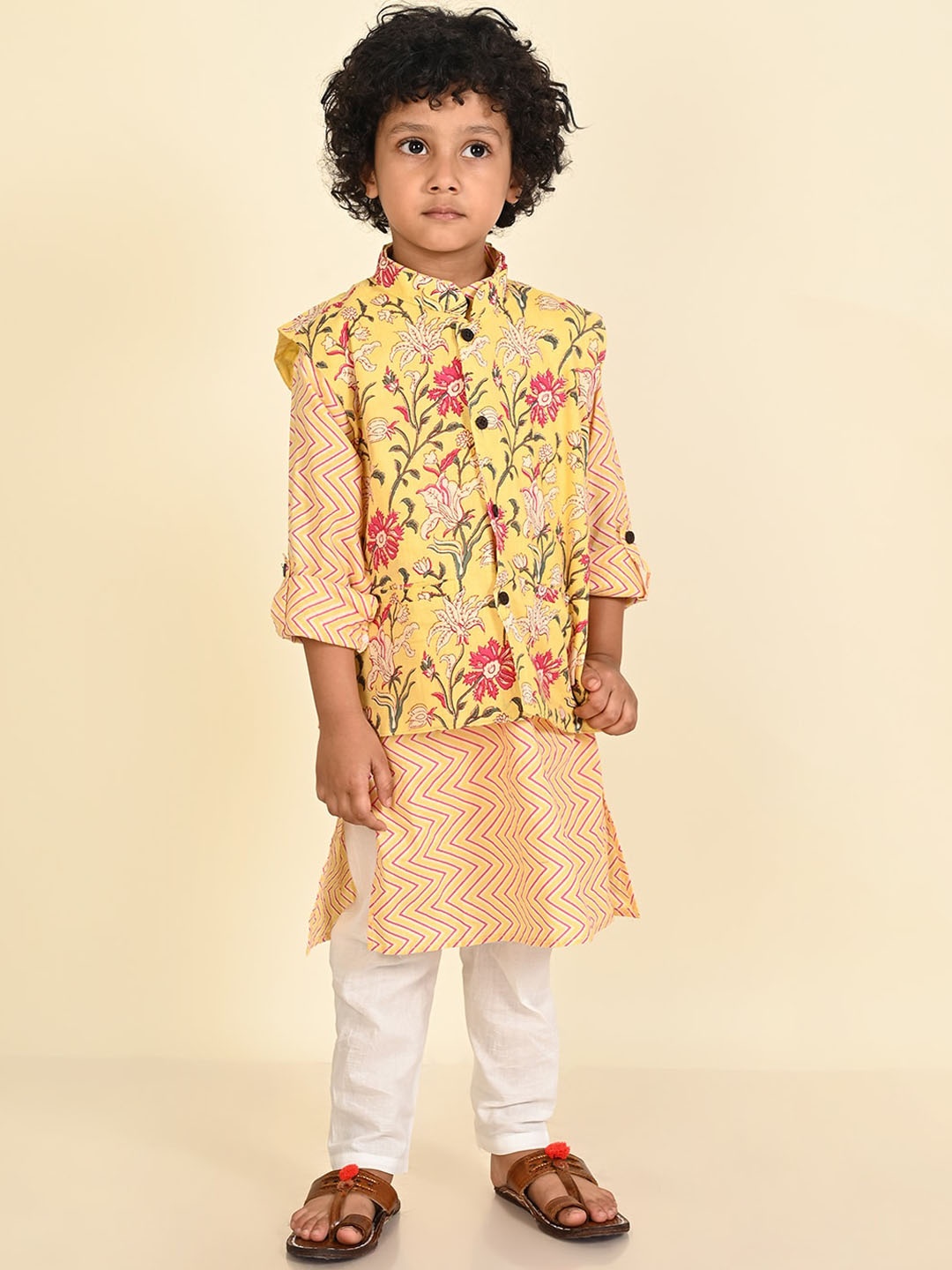 

LIL PITAARA Boys Floral Printed Regular Pure Cotton Kurta With Pyjamas & Nehru Jacket, Yellow