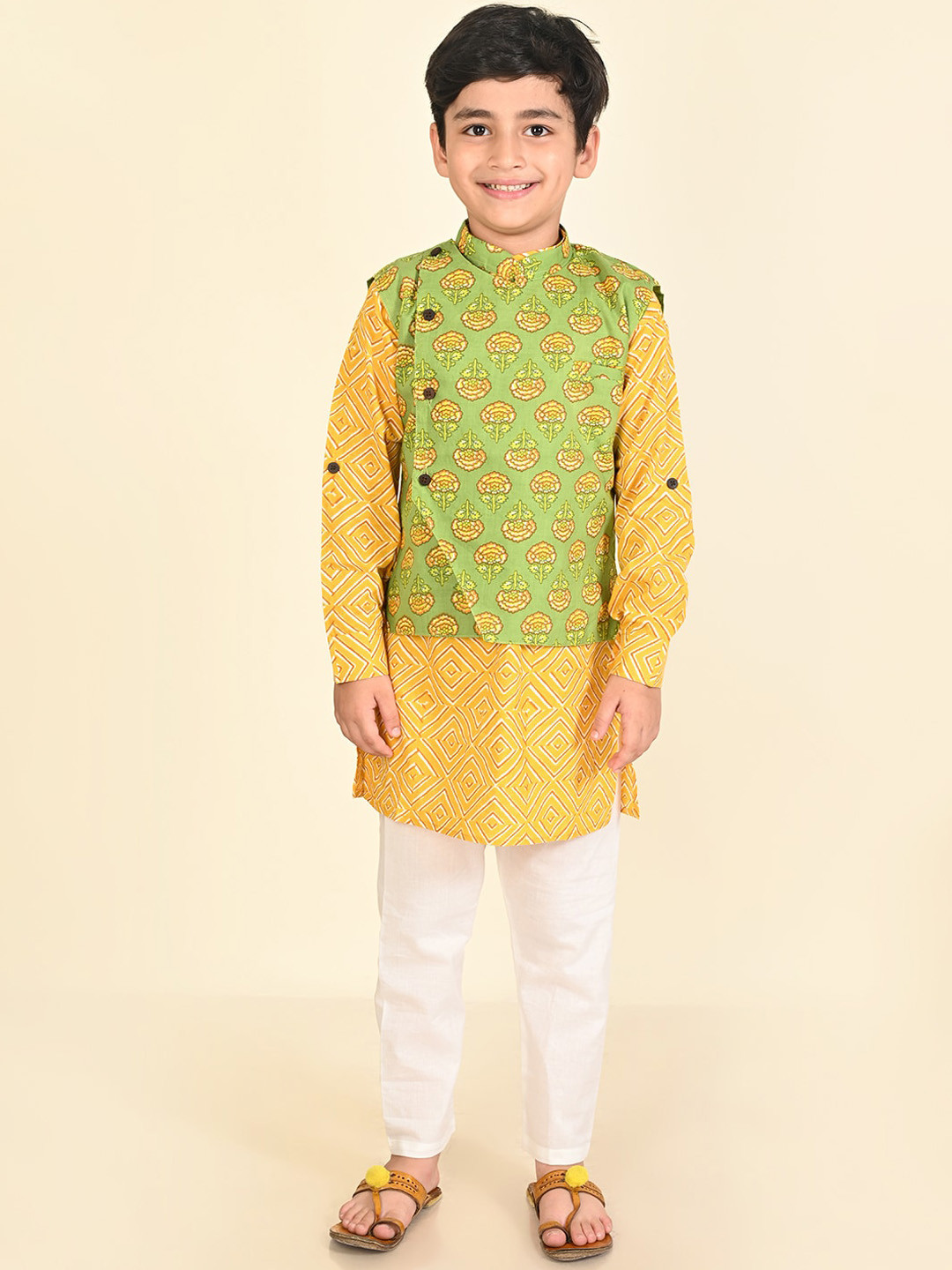 

LIL PITAARA Boys Geometric Printed Pure Cotton Regular Kurta & Pyjamas With Nehru Jacket, Yellow