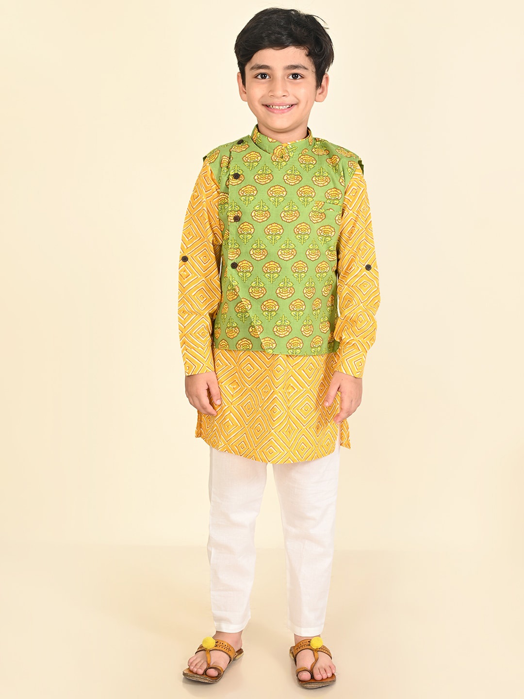 

LIL PITAARA Boys Geometric Printed Pure Cotton Regular Kurta & Pyjamas With Nehru Jacket, Yellow