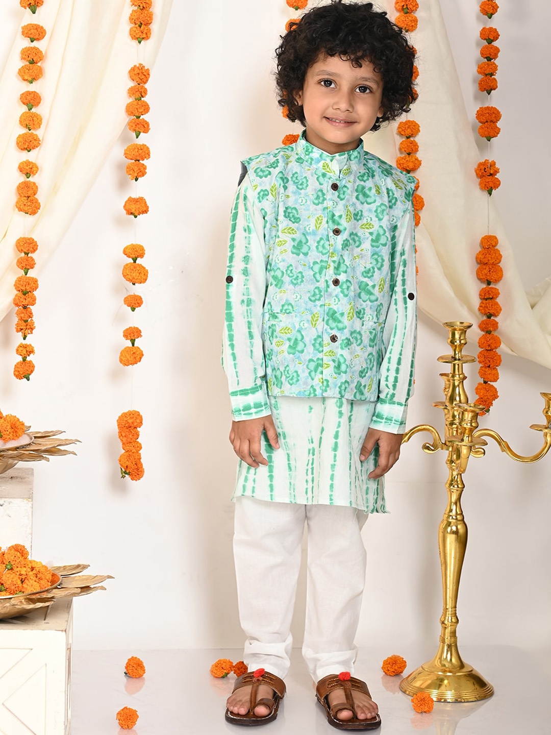 

LIL PITAARA Boys Dyed Pure Cotton Regular Kurta & Pyjamas With Nehru Jacket, Green