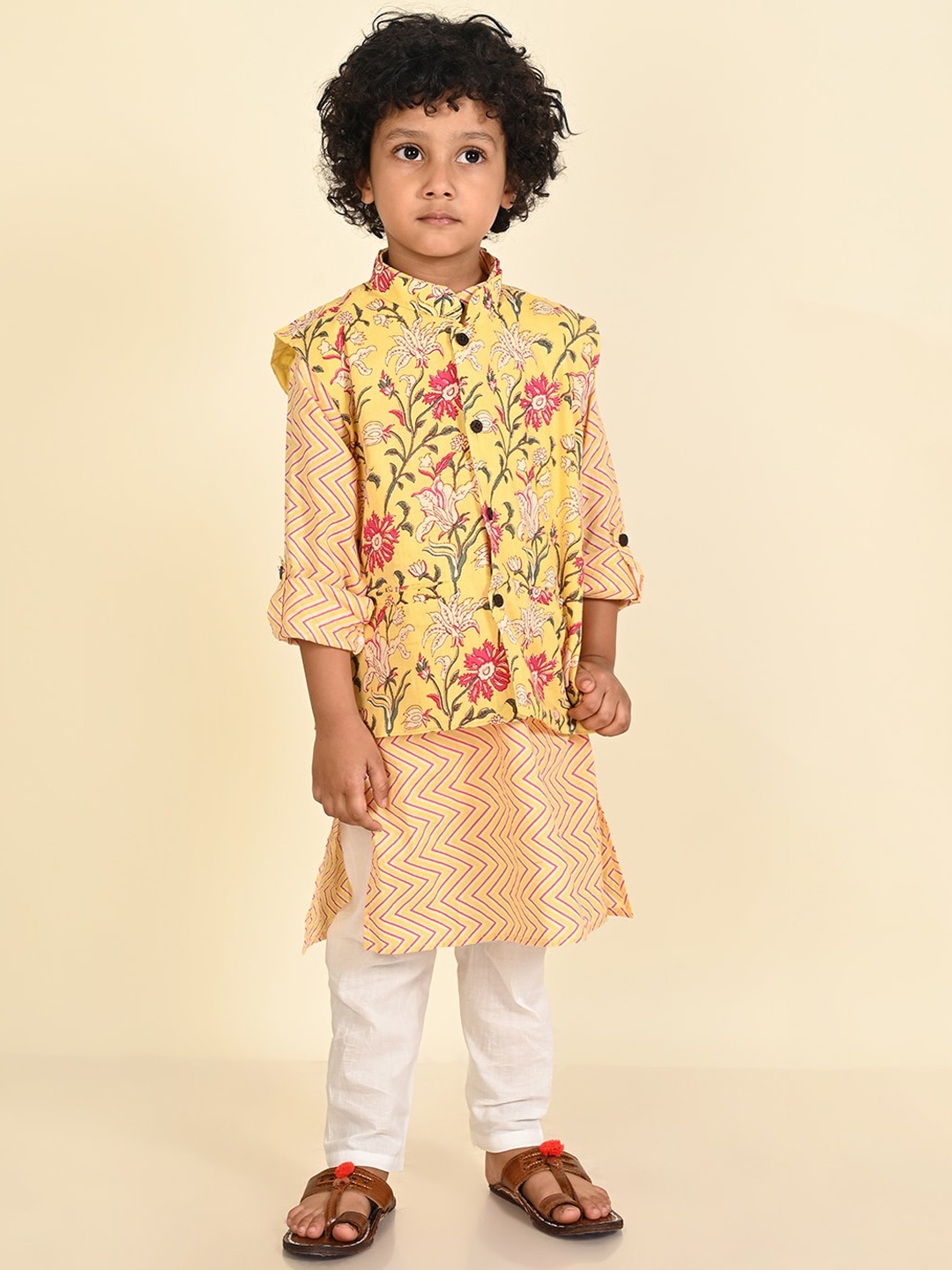 

LIL PITAARA Boys Chevron Printed Pure Cotton Regular Kurta & Pyjamas With Nehru Jacket, Yellow