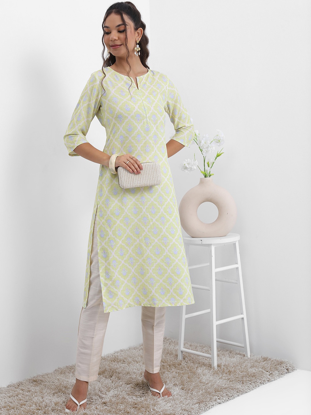 

Vishudh Ethnic Motifs Printed Notched Neck Kurta, Lime green