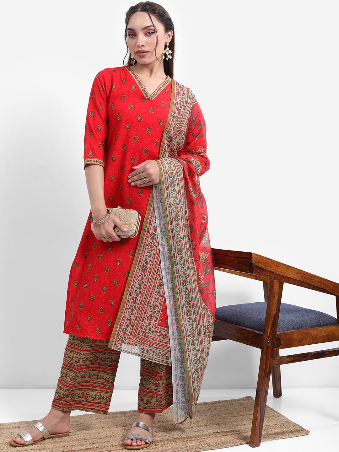 

Vishudh Women Red & Green Floral Printed Regular Kurta with Palazzos & With Dupatta
