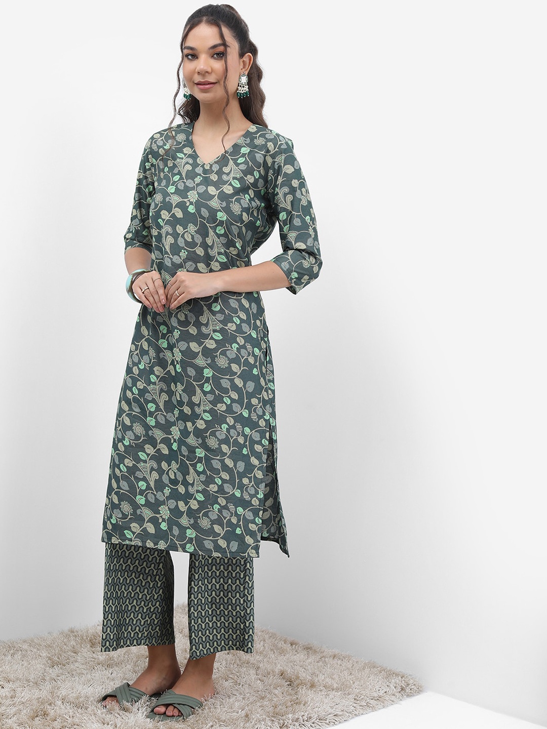 

KETCH Green & Grey Floral Printed Regular Straight Kurta with Palazzos