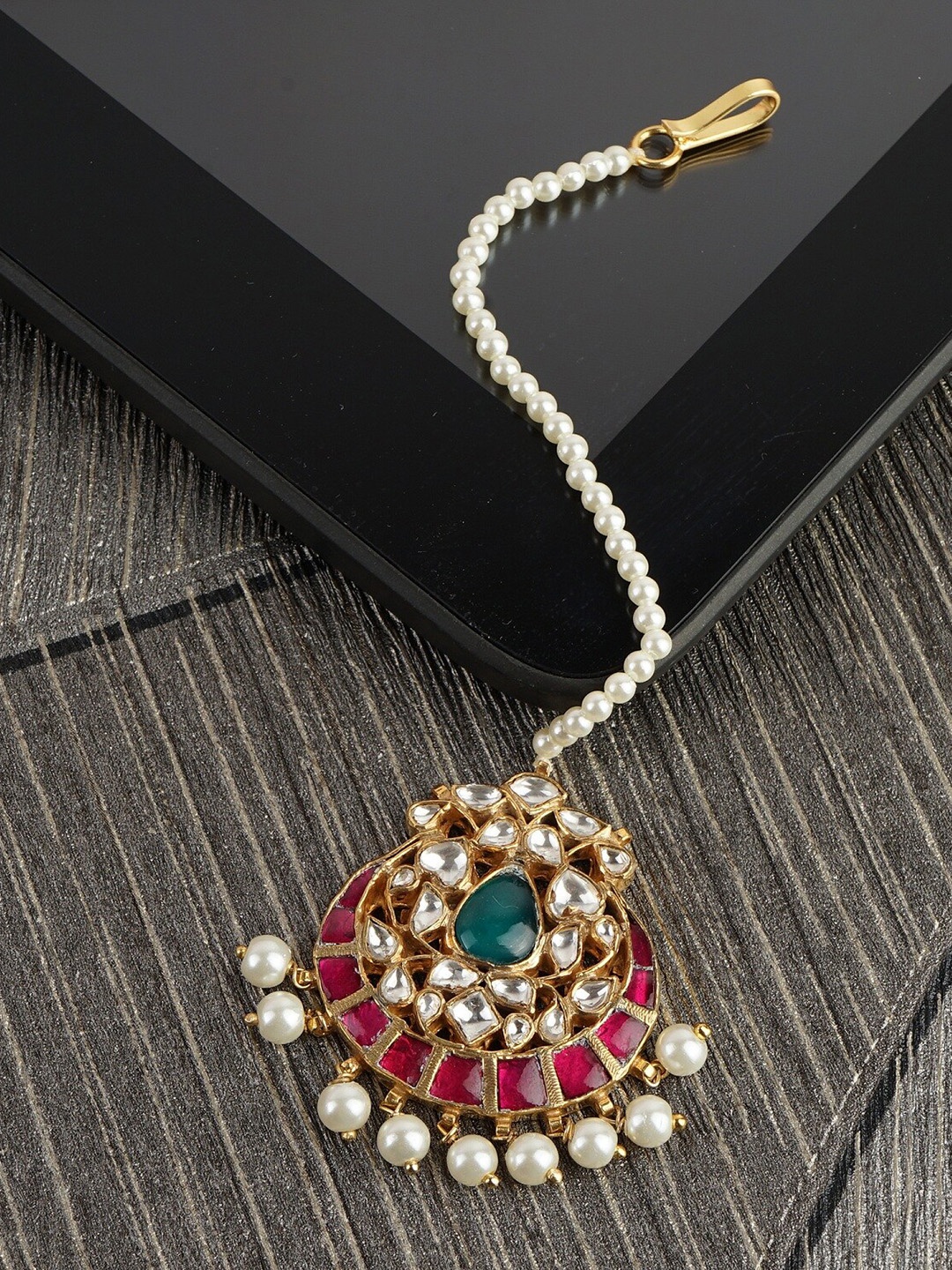 

AURAA TRENDS Gold-Plated Stone-Studded Maangtikka, Green