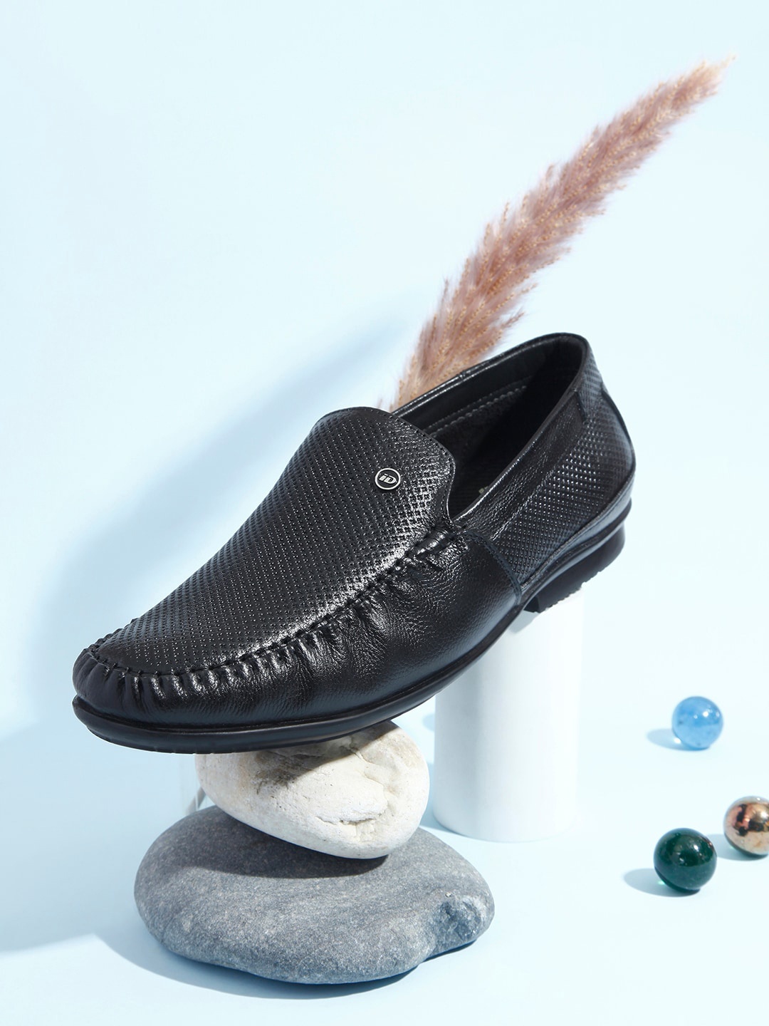 

ID Men Textured Lightweight Leather Penny Loafers, Black