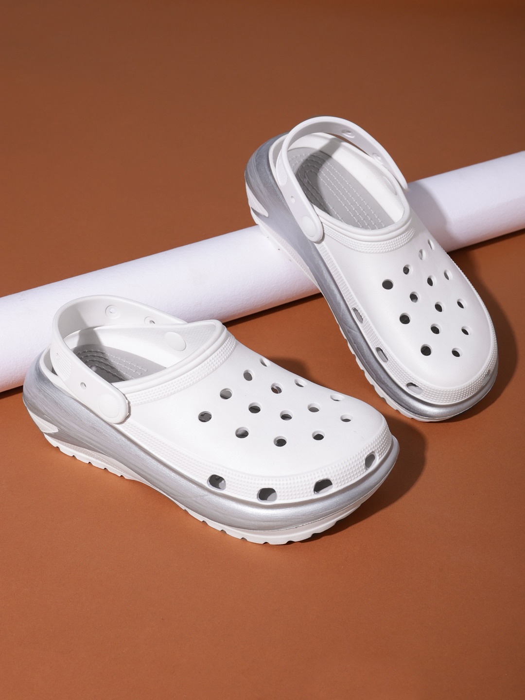 

Truffle Collection Women Basics Clogs, White