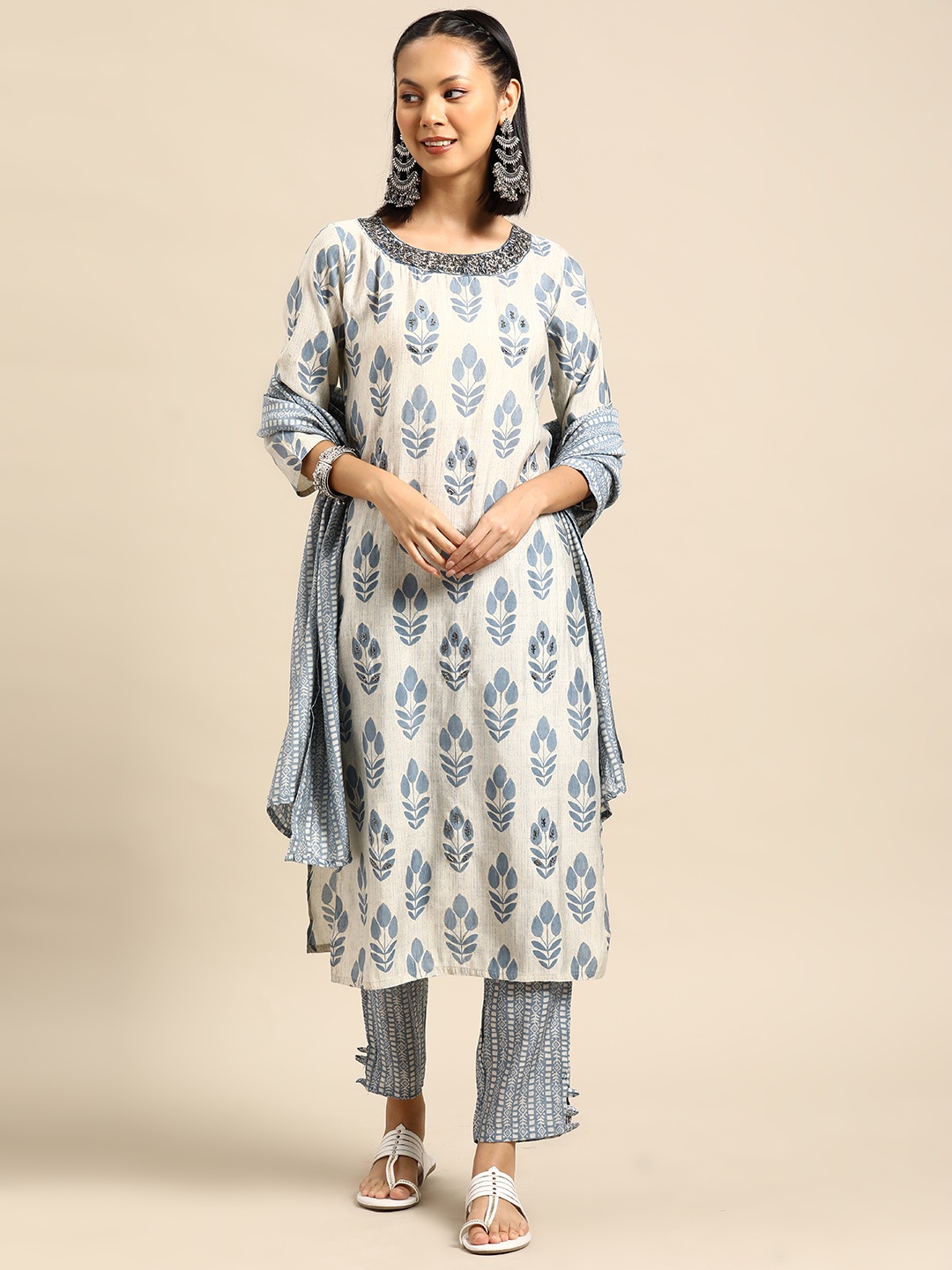 

Sangria Women Floral Printed Regular Beads and Stones Kurta with Trousers & Dupatta, Blue