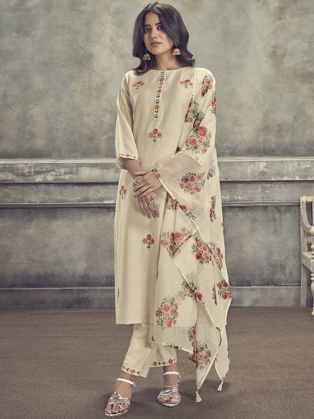 

Indo Era Off White Floral Embroidered Kurta & Trousers With Dupatta