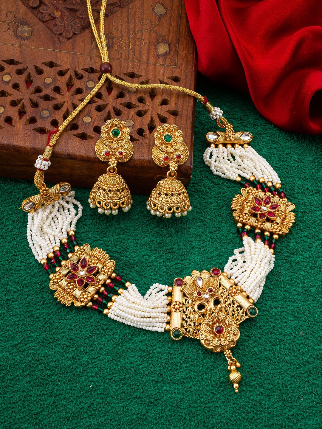 

aadita Gold-Plated Kundan-Studded & Pearl-Beaded Jewellery Set