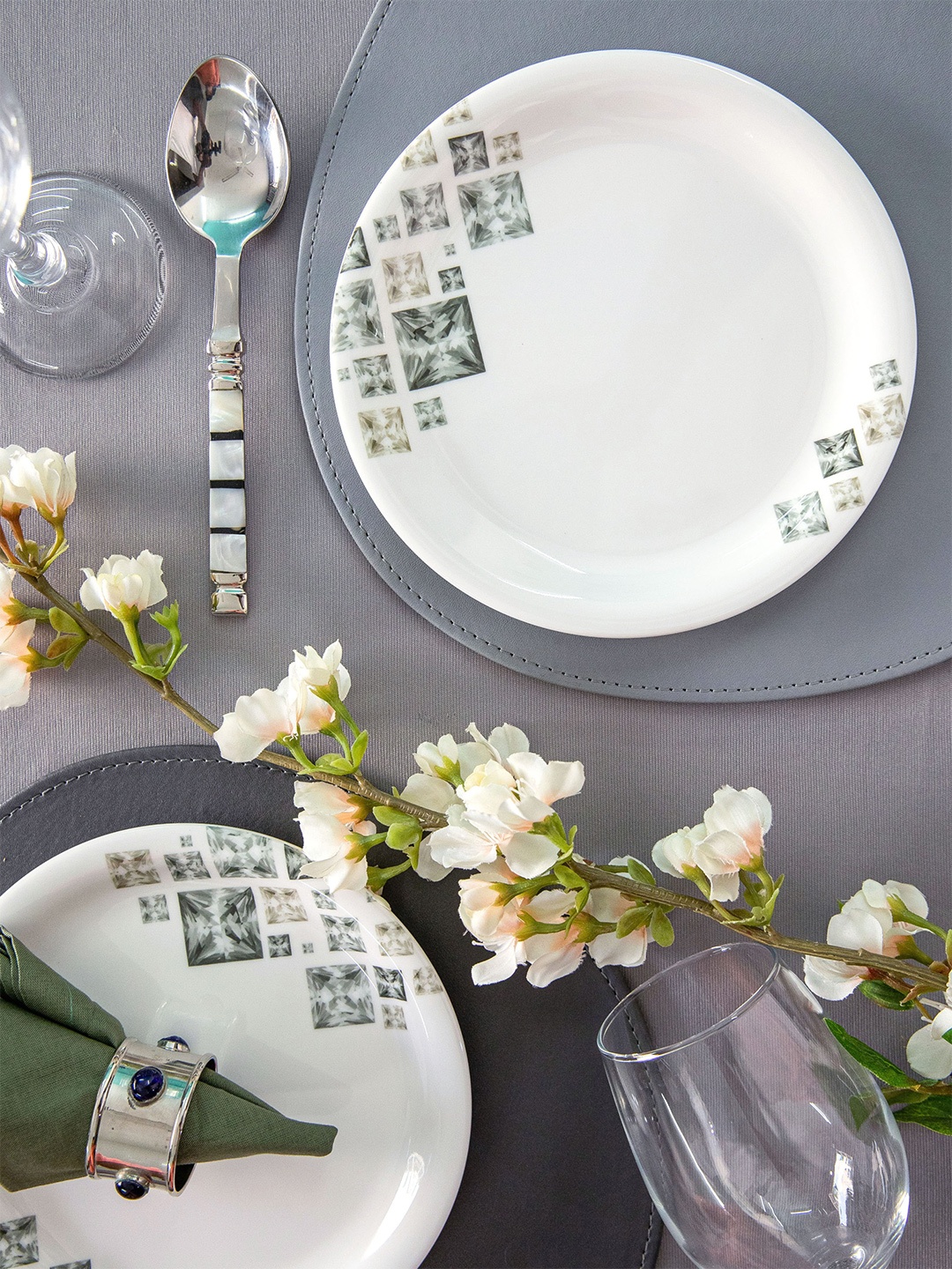 

Servewell White & Grey 6 Pieces Printed Melamine Glossy Plates