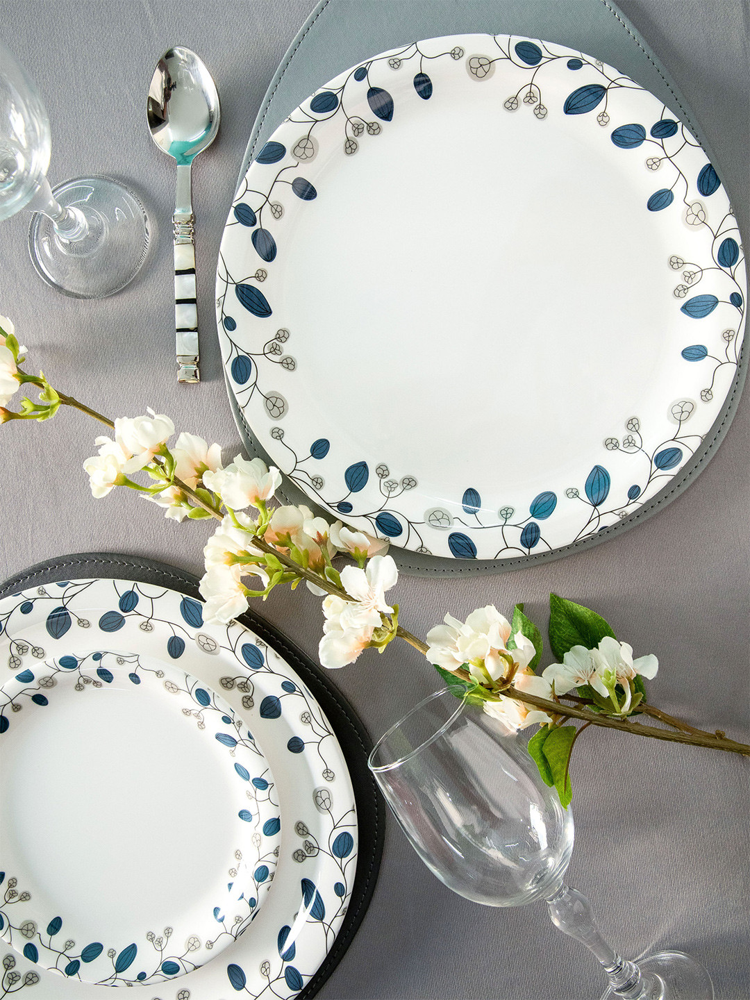 

Servewell Blue Dcor White & Blue 6-Pieces Floral Printed Melamine Glossy Plates