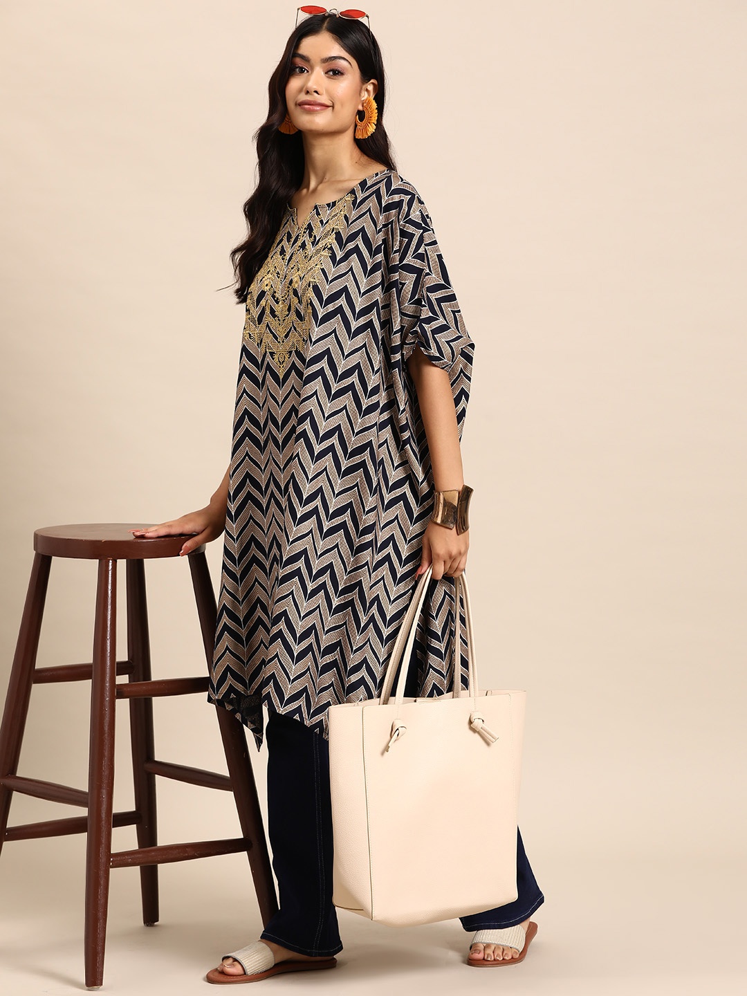 

Sangria Printed Thread Work Kaftan Kurta, Black