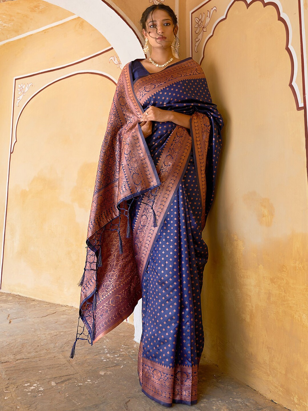 

Janasya Ethnic Motifs Woven Design Zari Banarasi Saree, Navy blue