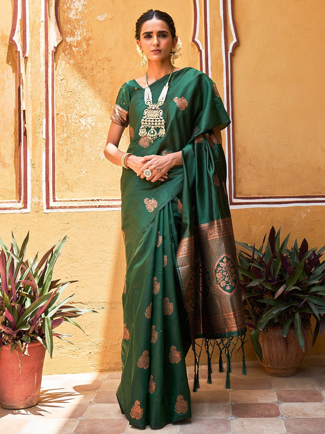 

Janasya Ethnic Motifs Woven Design Zari Kanjeevaram Saree, Green