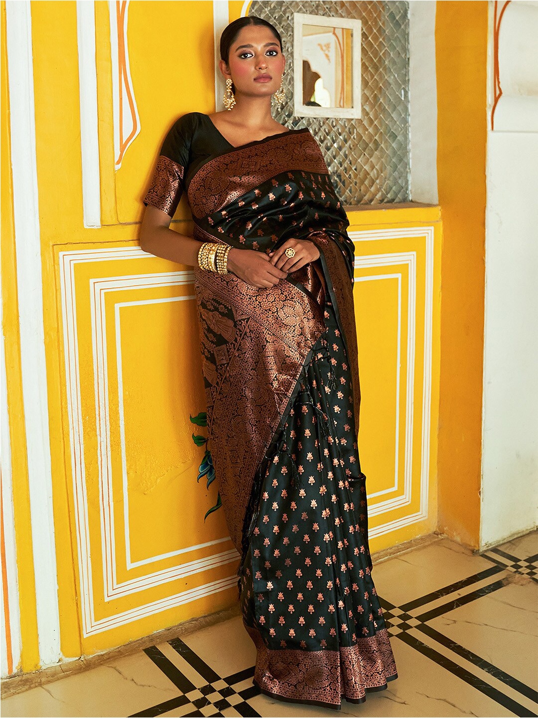 

Janasya Ethnic Motif Woven Design Zari Banarasi Saree, Black