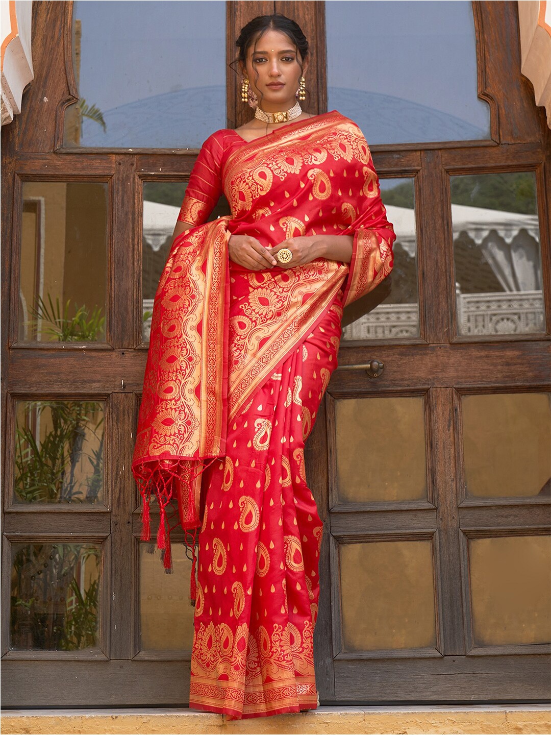 

Janasya Paisley Woven Design Zari Banarasi Saree, Red