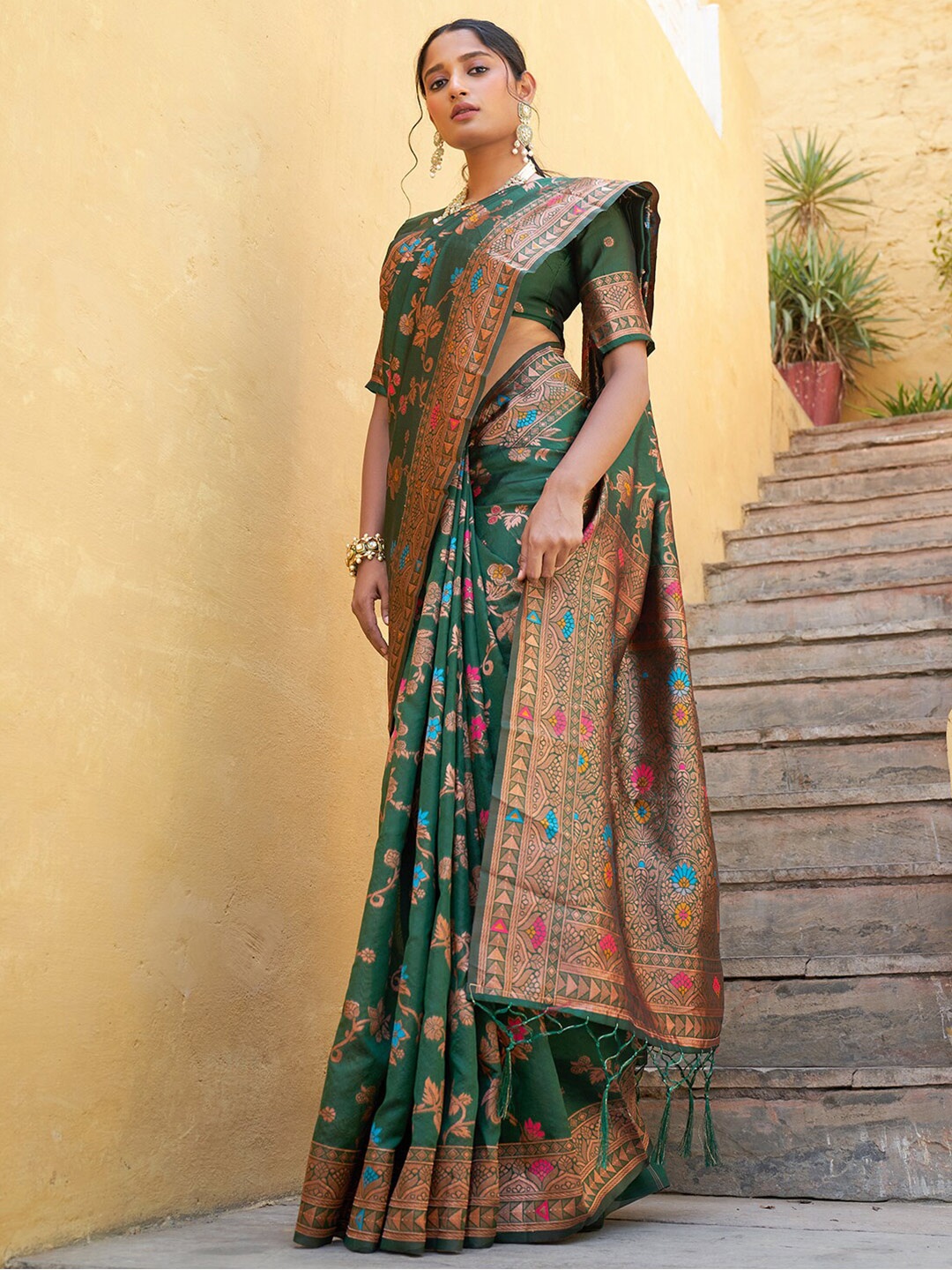 

Janasya Green & Red Floral Woven Design Zari Banarasi Saree
