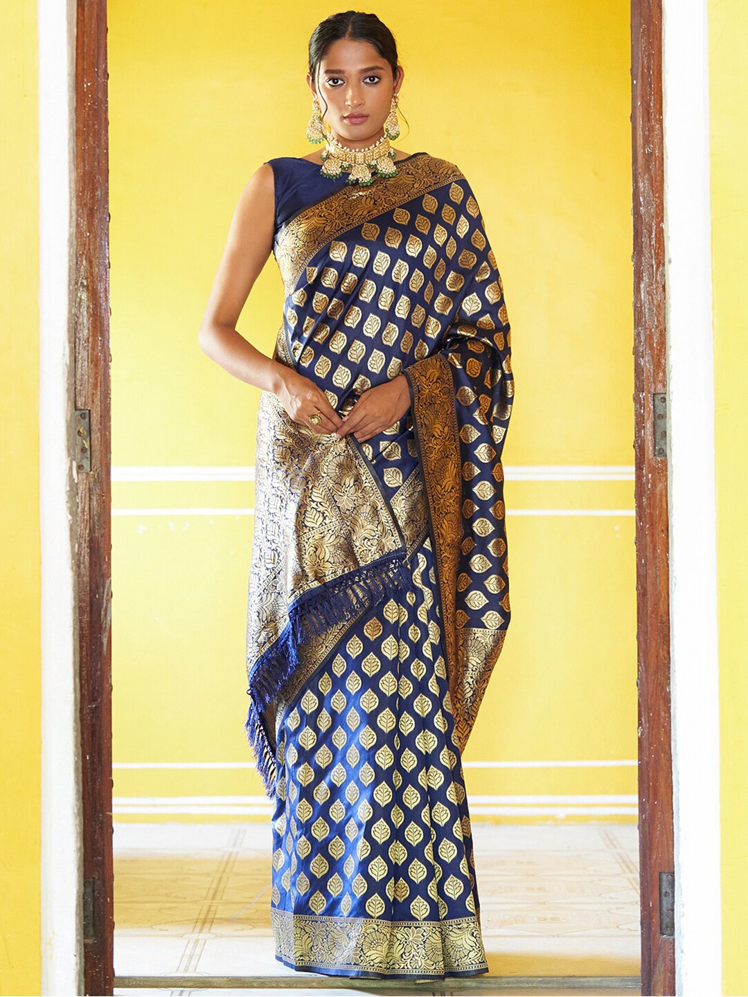 

Janasya Ethnic Motifs Zari Banarasi Saree, Navy blue