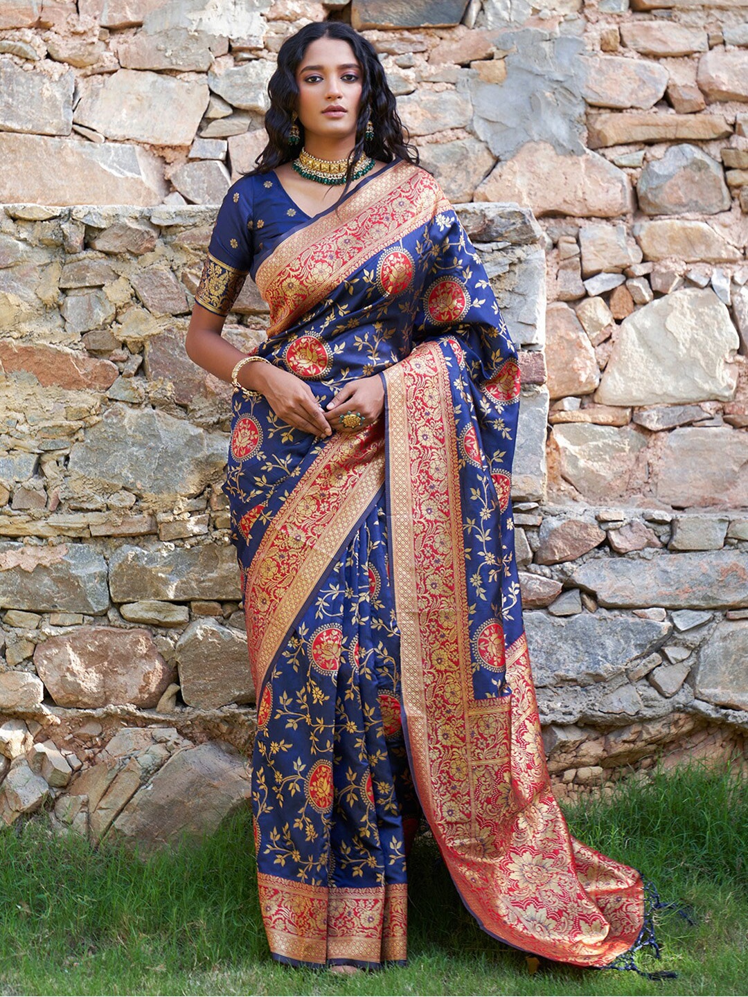 

Janasya Ethnic Motifs Woven Design Zari Saree, Navy blue