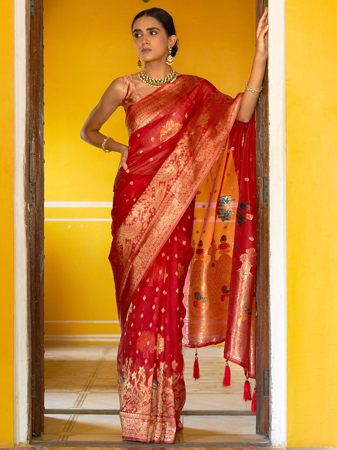 

Janasya Ethnic Motifs Woven Design Zari Organza Kanjeevaram Saree, Red