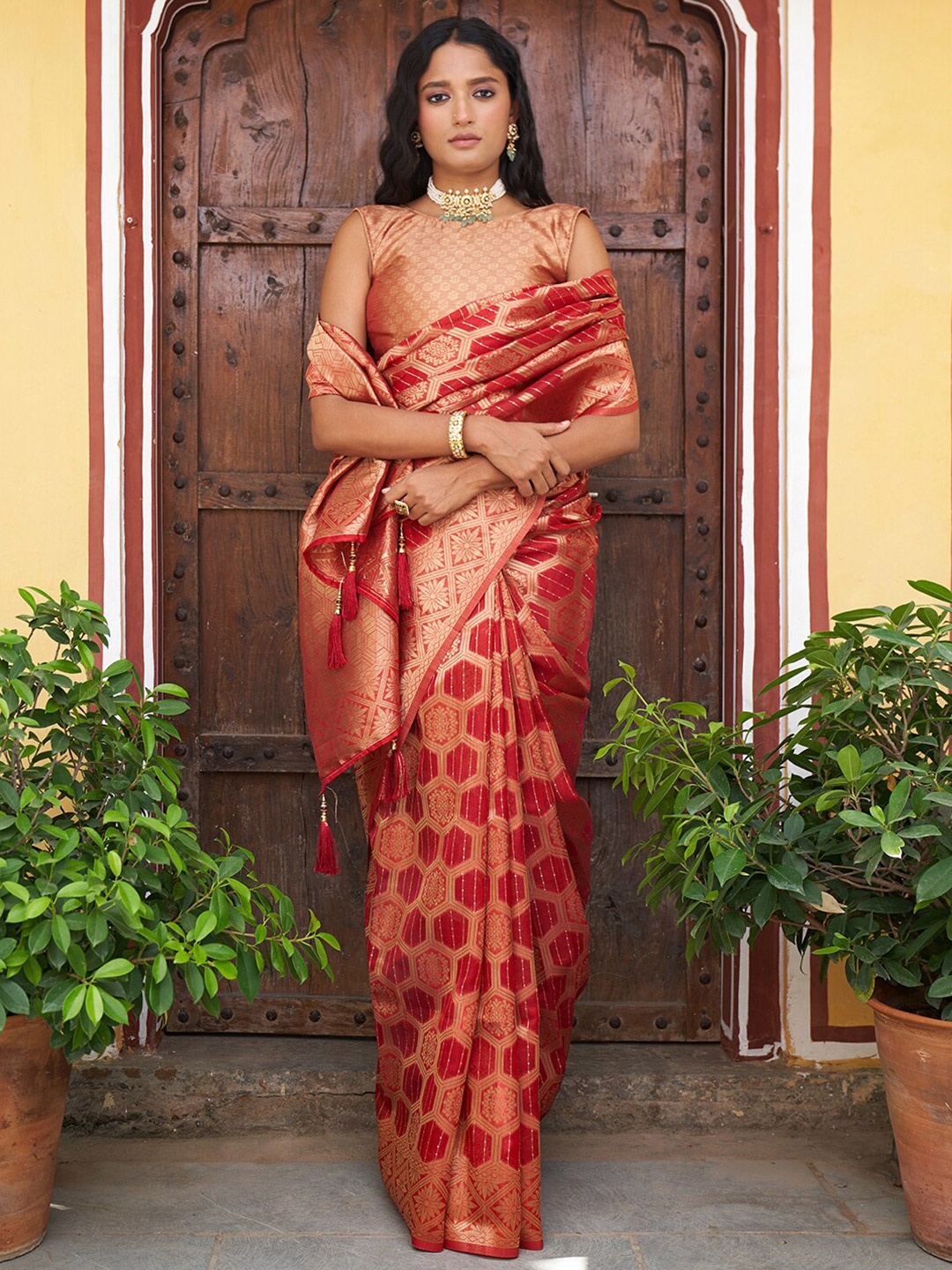 

Janasya Ethnic Motifs Woven Design Zari Organza Kanjeevaram Saree, Red