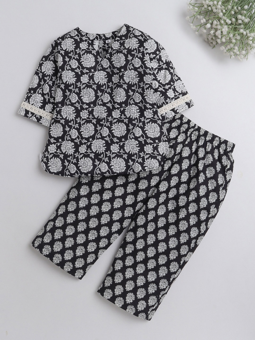 

The Magic Wand Girls Floral Printed Pure Cotton Night Suit, Black