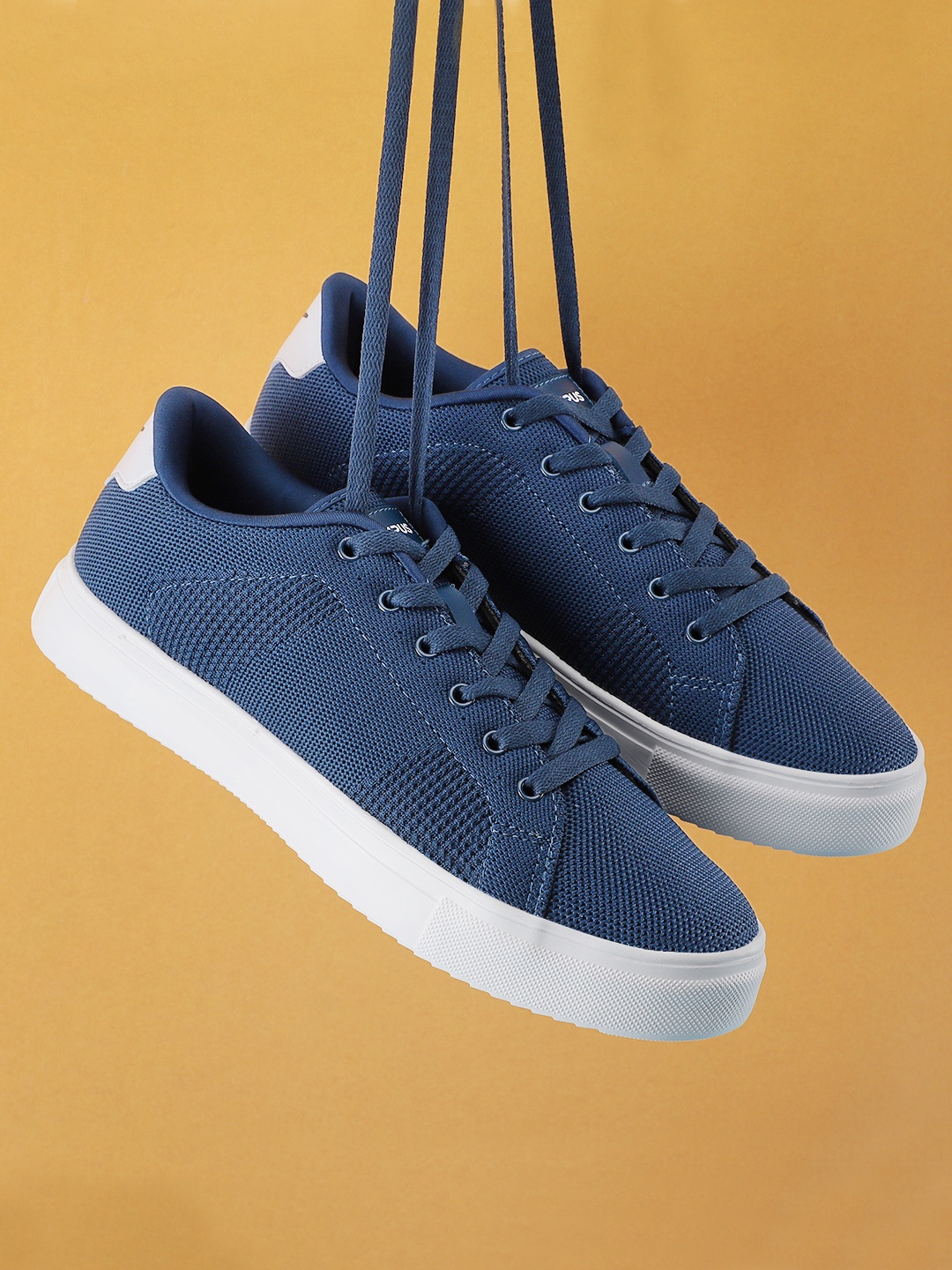 

Campus Men Textured Contrast Sole Sneakers, Navy blue