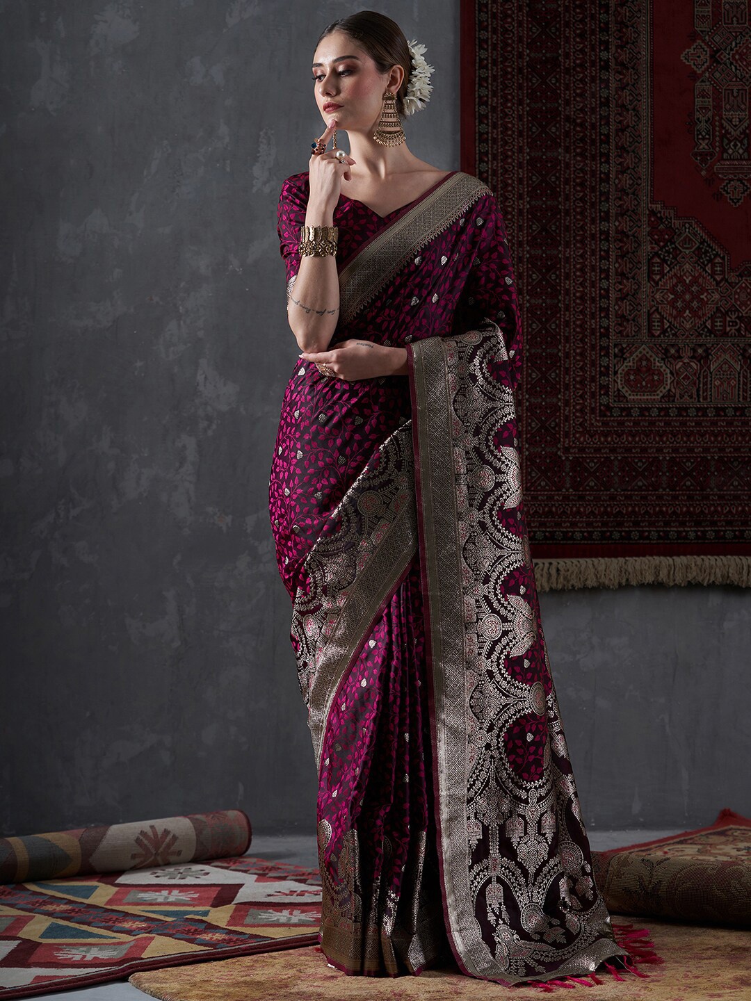 

Mitera Magenta & Gold-Toned Ethnic Motifs Woven Design Zari Satin Silk Banarasi Saree