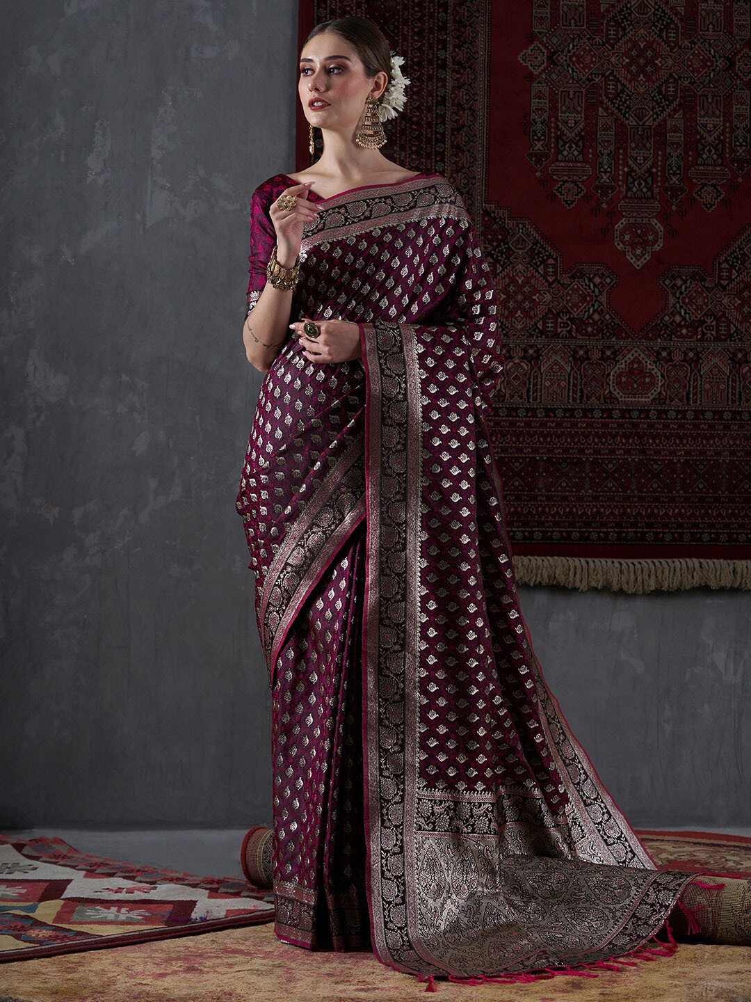 

Mitera Magenta & Gold-Toned Ethnic Motifs Woven Design Zari Satin Silk Banarasi Saree