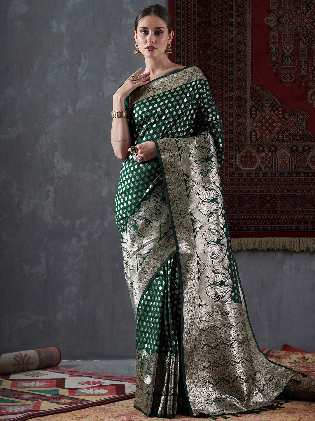 

Mitera Green & Gold-Toned Ethnic Motifs Woven Design Zari Silk Blend Banarasi Saree