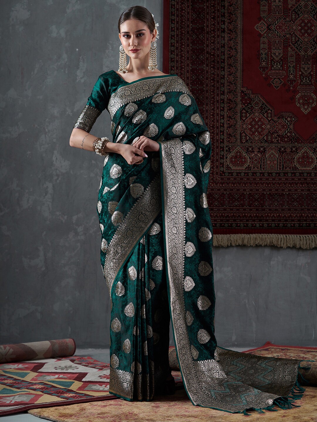 

Mitera Ethnic Motifs Woven Design Satin Banarasi Saree, Green