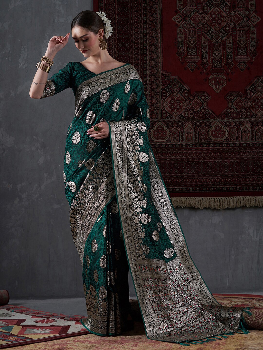 

Mitera Green & Gold-Toned Ethnic Motifs Woven Design Zari Satin Silk Banarasi Saree