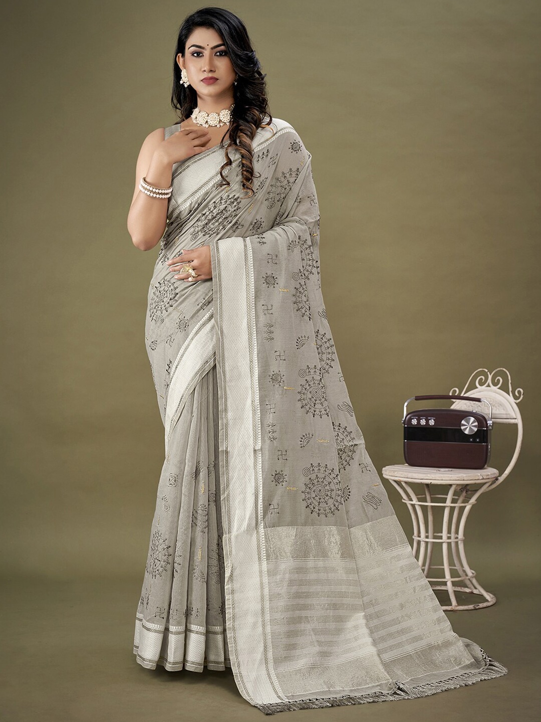 

Mitera Grey & Gold-Toned Ethnic Embroidered Motifs Zari Saree