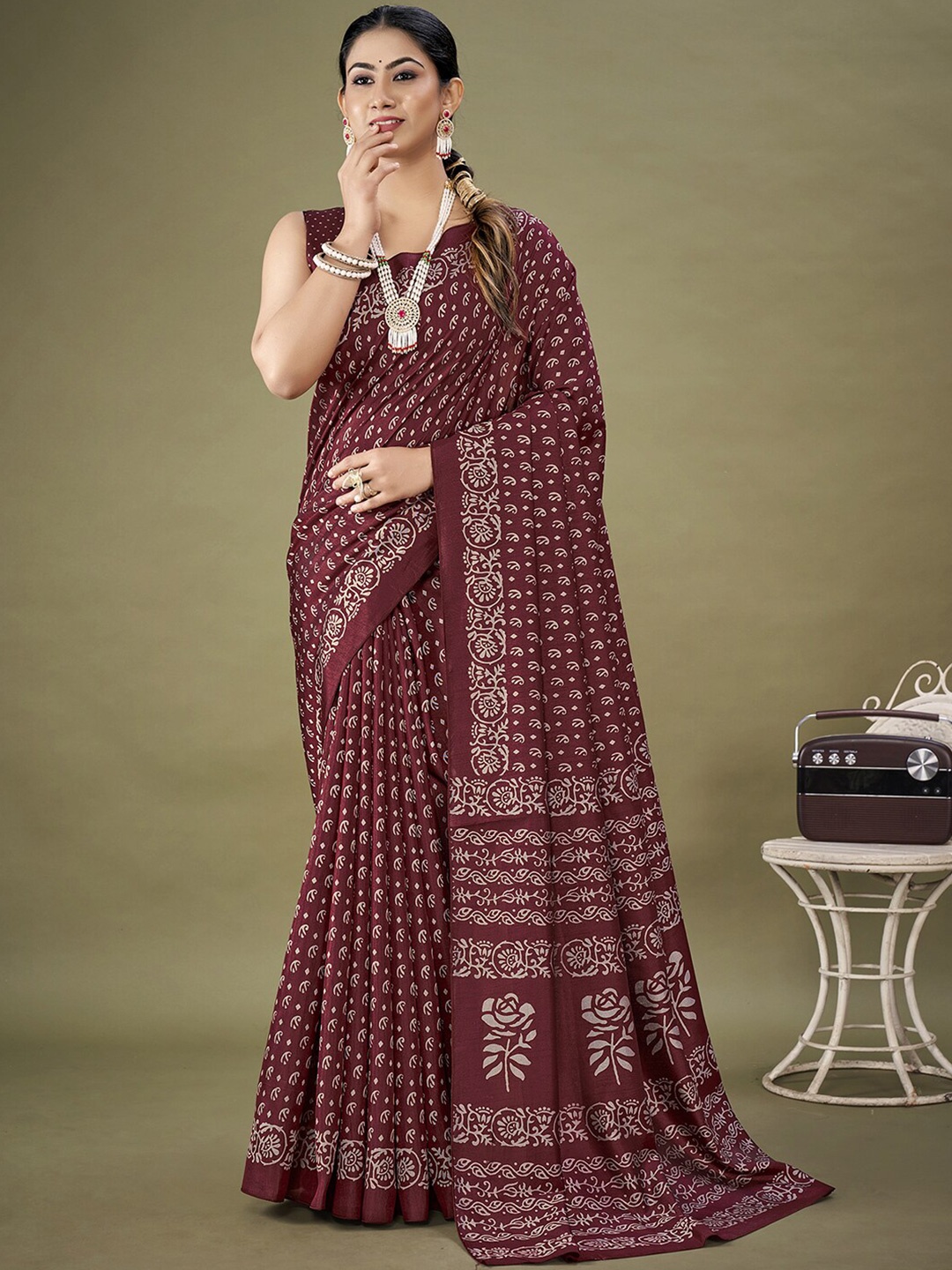 

KALINI Paisley Printed Dabu Saree, Maroon