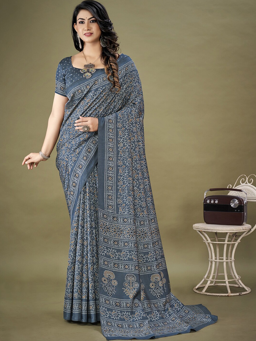 

KALINI Floral Printed Art Silk Saree, Grey