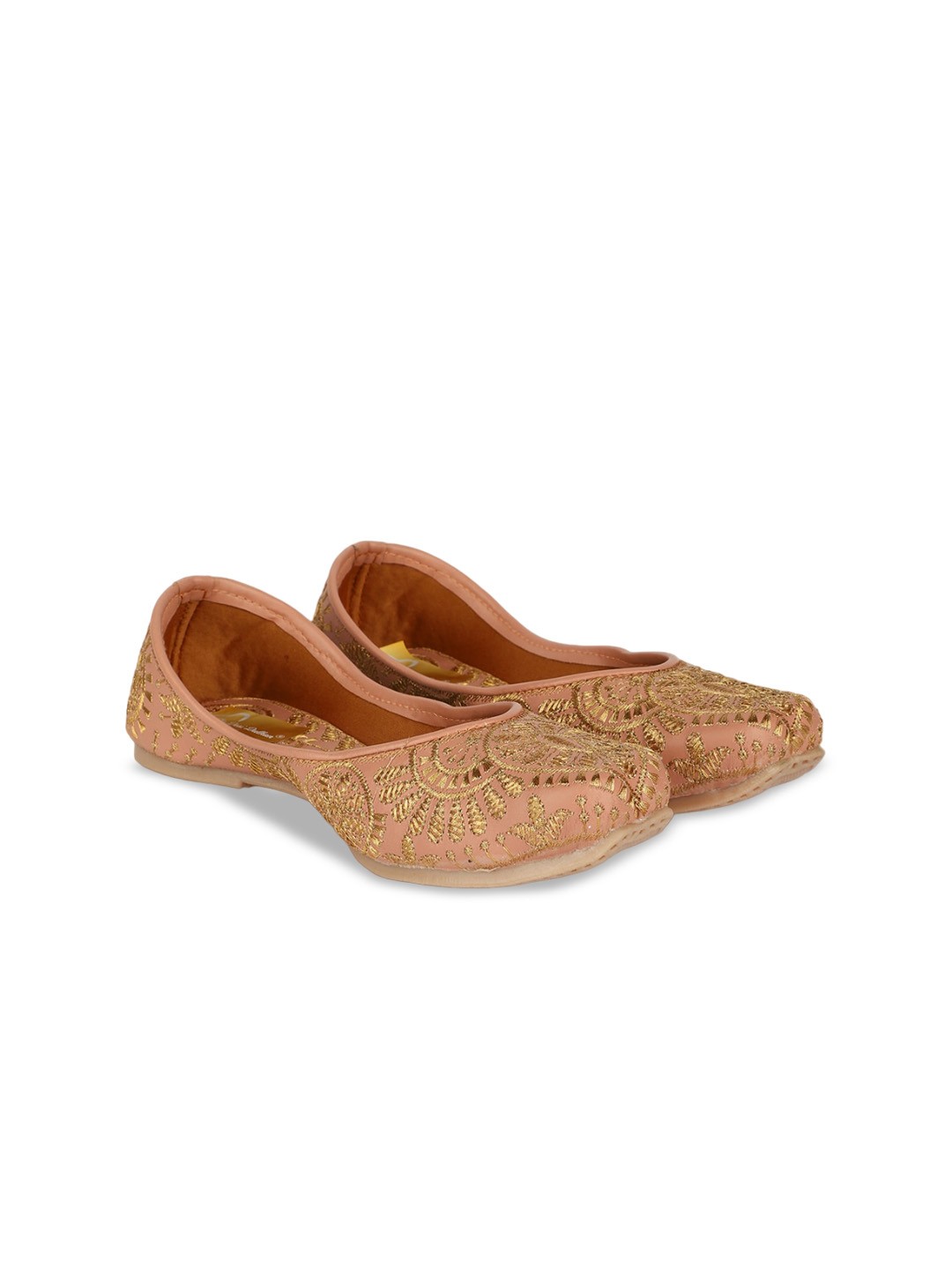 

The Desi Dulhan Ethnic Embroidered Mojaris, Peach