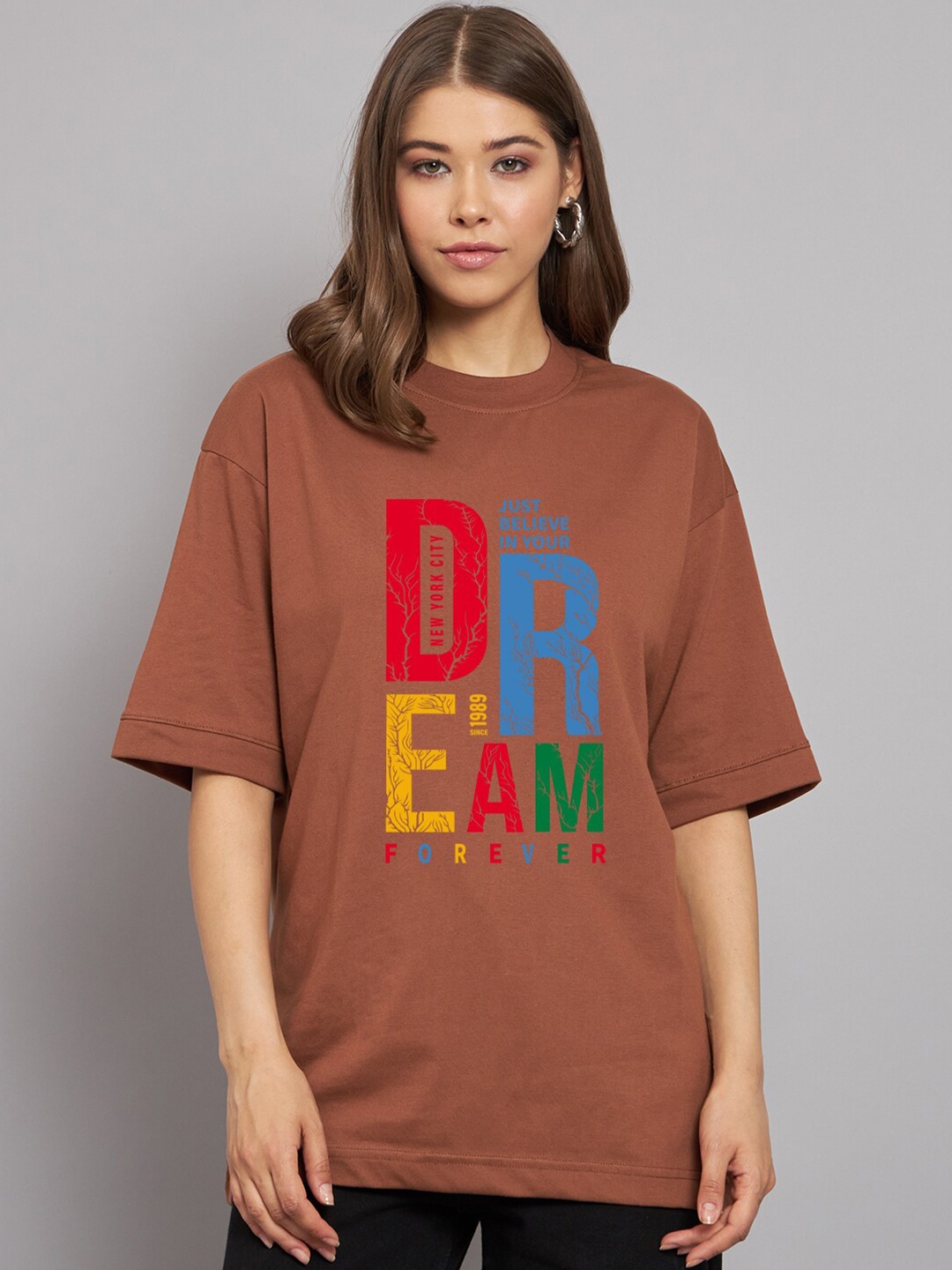 

Imsa Moda Typography Printed Drop-Shoulder Sleeves Cotton Oversized T-shirt, Coffee brown