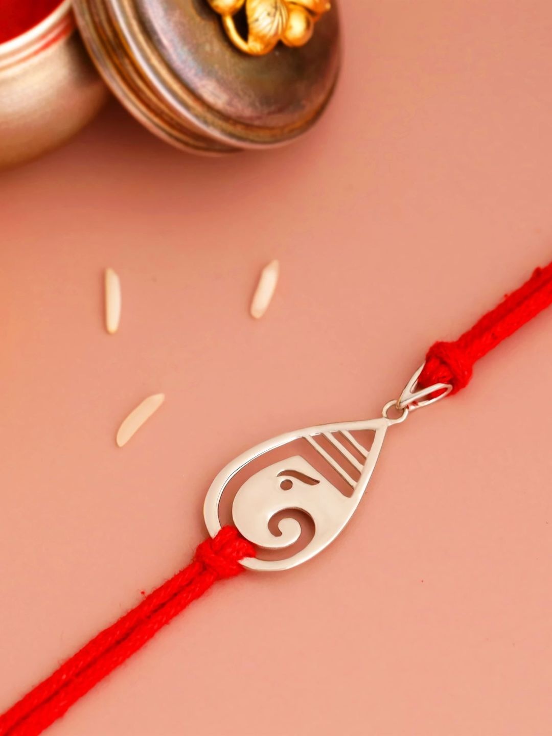 

KUBERBOX Men 92.5 Sterling Silver Charm Detail Rakhi