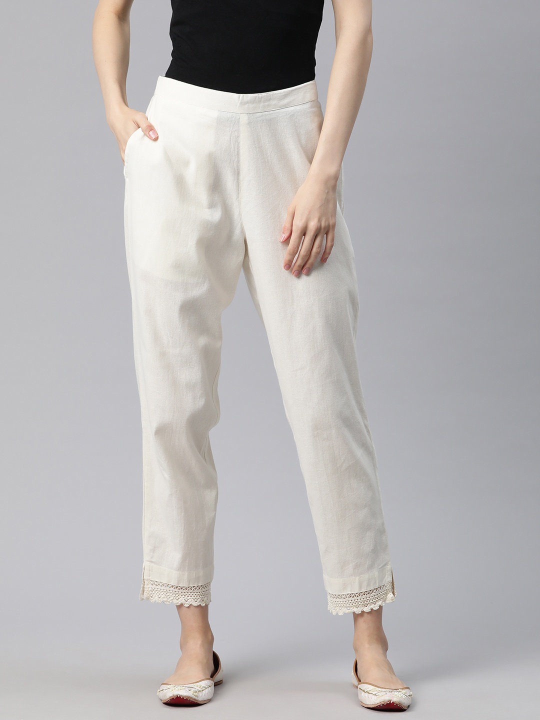 

PIROH Women Solid Regular Trousers, Beige