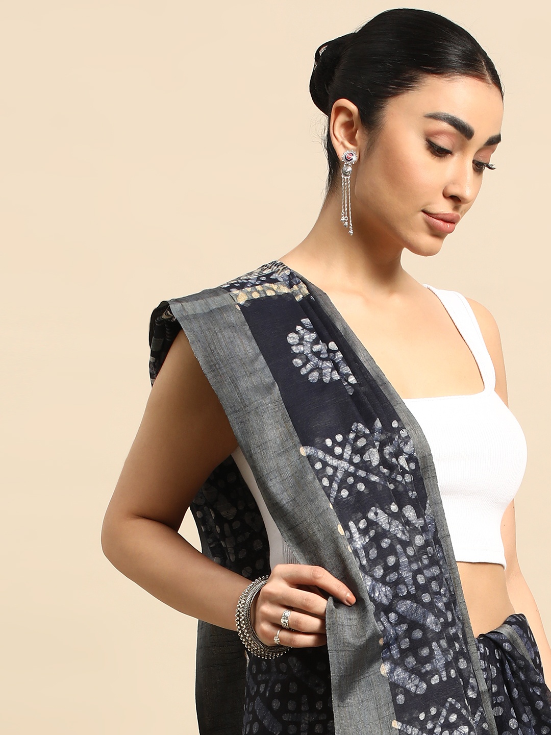 

Taavi Batik Silk Blend Handloom Block Print Saree, Navy blue