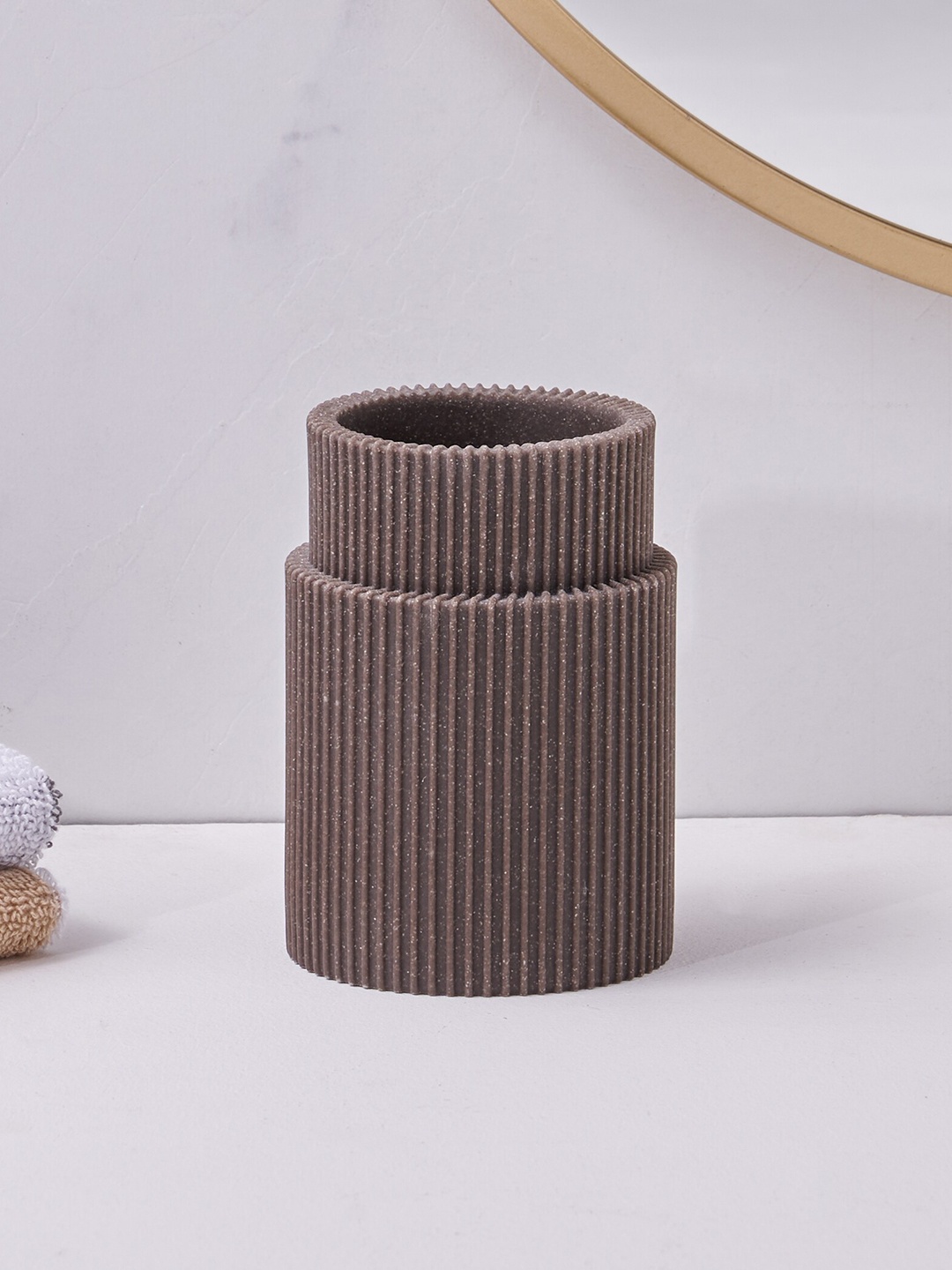 

Home Centre Senegal Brown Textured Tooth Brush Holder