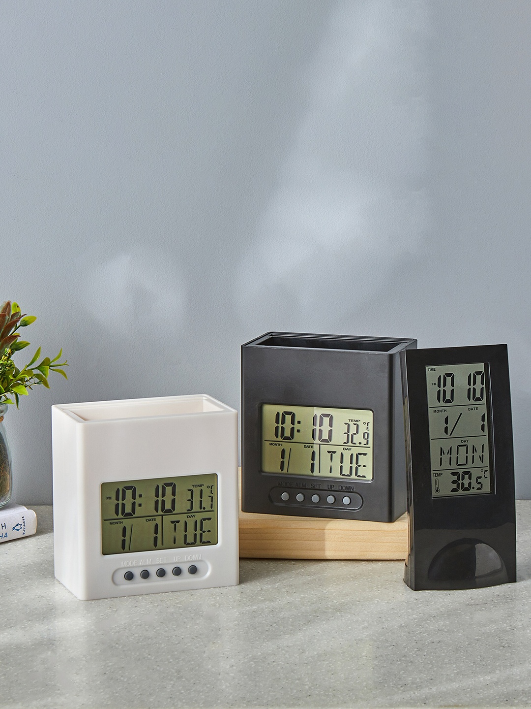 

Home Centre Casablanca White Contemporary Table Clock