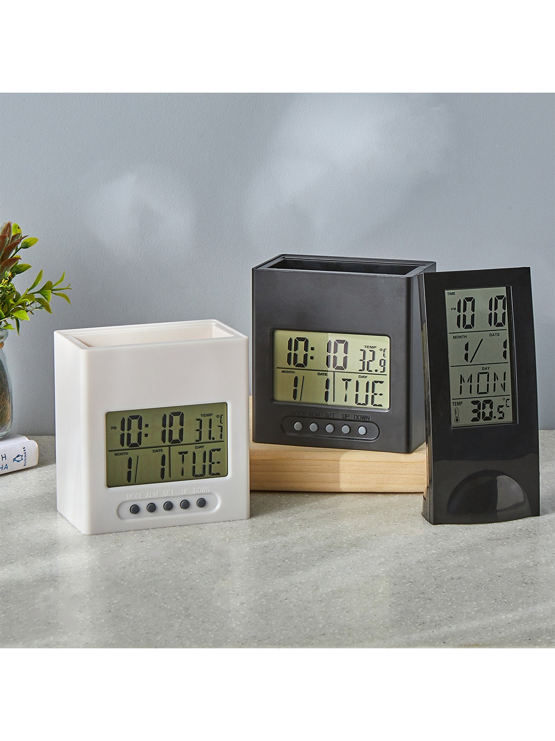 

Home Centre Casablanca Black Contemporary Table Clock