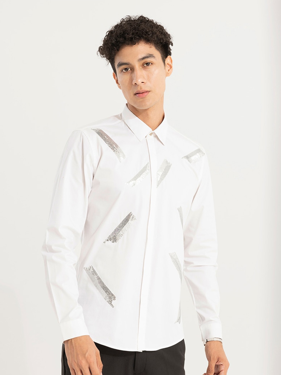 

Snitch White Classic Slim Fit Embellished Cotton Casual Shirt